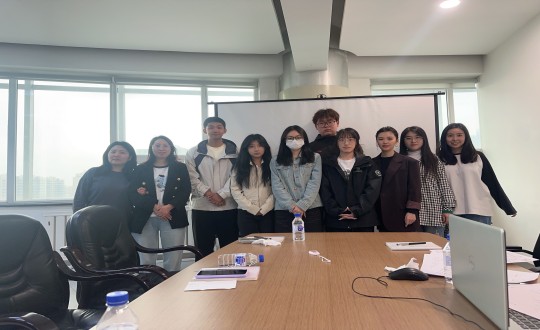 24.长春大学学子与云顶集团3118健全产业集团居家事业部员工合影留想_副本.jpg 24.长春大学学子与云顶集团3118健全产业集团居家事业部员工合影留想_副本.jpg