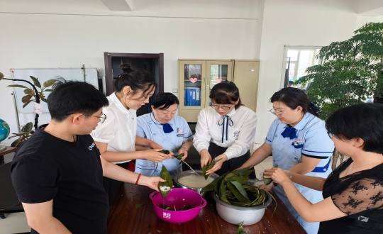 16.药业公司组织员工发展包粽子活动_副本.jpg